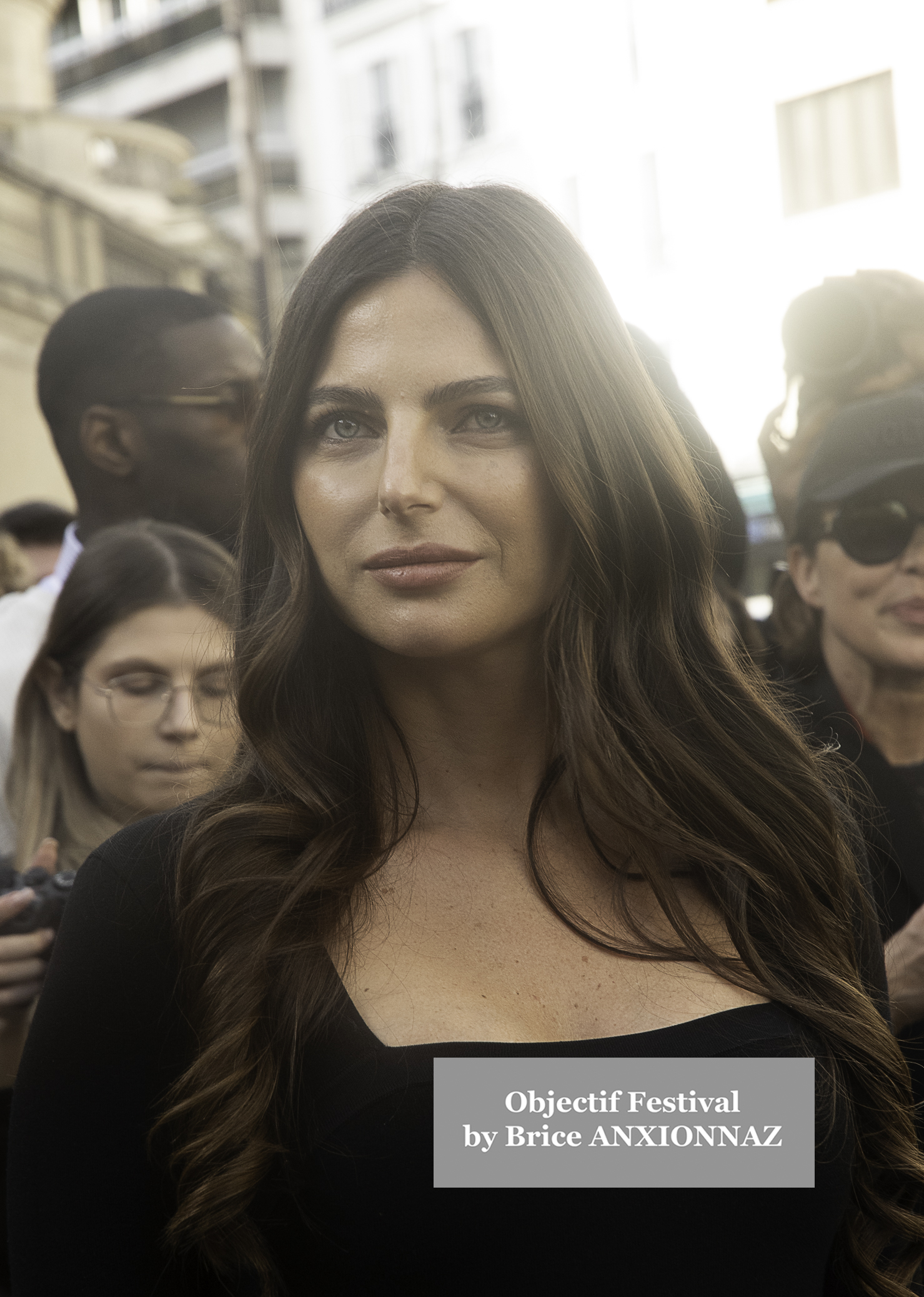 Photo streetstyle de Kim Cattrall - Streetstyle photos of guest arrivals at the Nina Ricci show lors du défilé Nina Ricci Spring 2025 à Streetstyle-photos-of-guest-arrivals-at-the-Nina-Ricci-show, Paris Fashion Week le 7 March 2025 par Brice ANXIONNAZ (Objectif Festival)